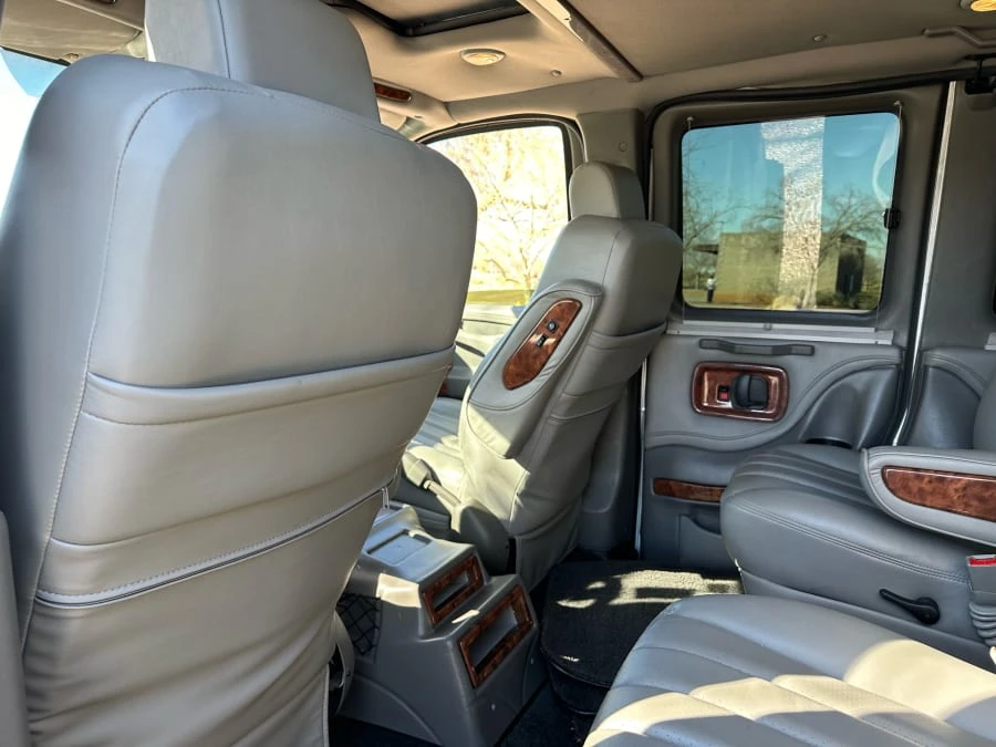2014 Chevrolet Express - Image 24 of 31