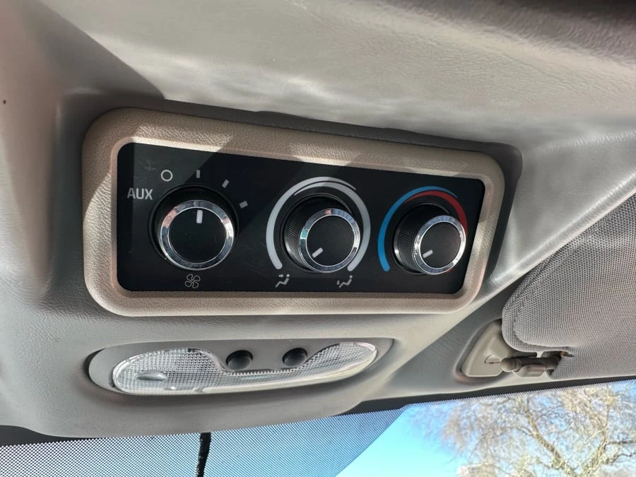 2014 Chevrolet Express - Image 17 of 31