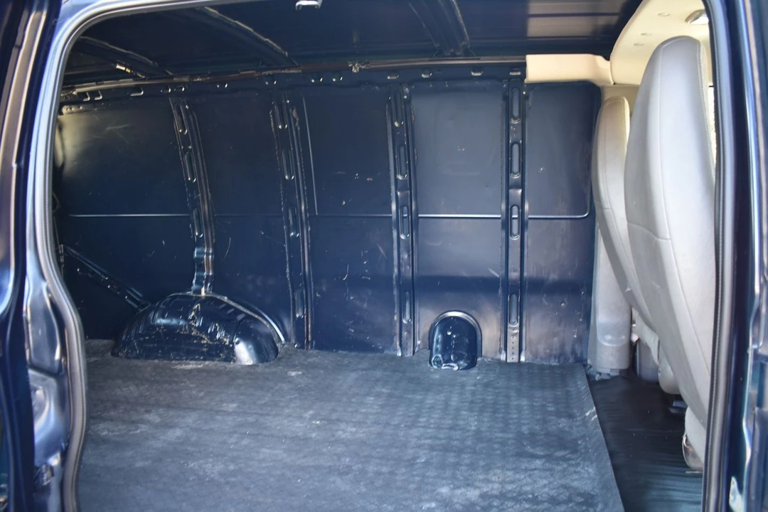 2014 Chevrolet Express - Image 10 of 20