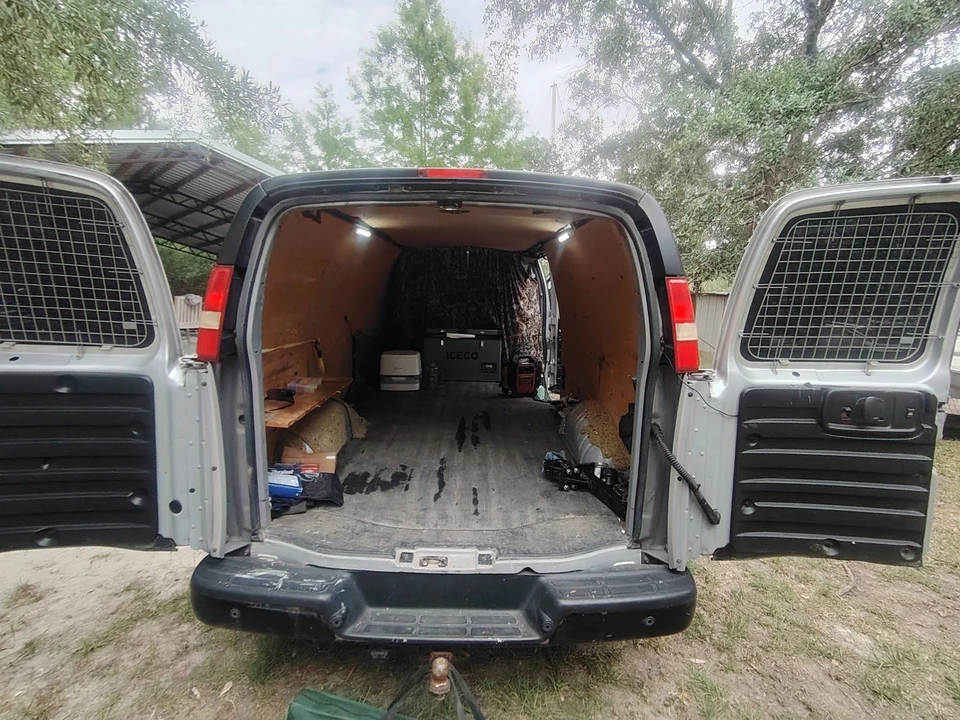 2014 Chevrolet Express - Image 11 of 20