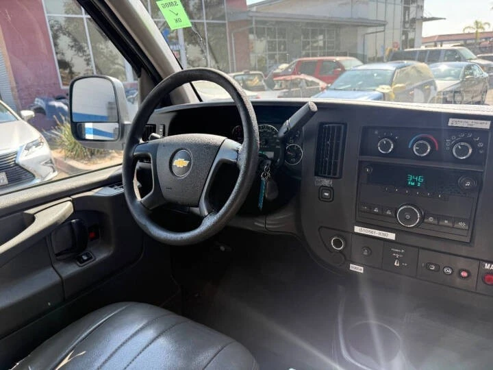 2014 Chevrolet Express - Image 17 of 18