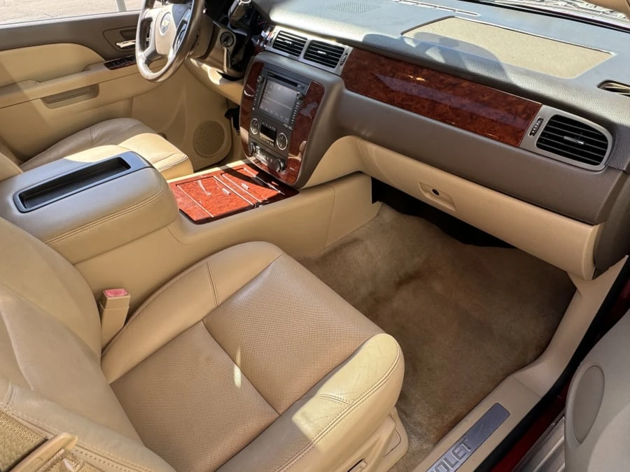 2014 Chevrolet Suburban 10th Gen - Image 11 of 14