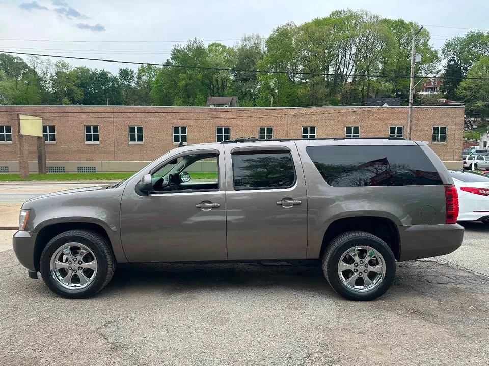 2014 Chevrolet Suburban 10th Gen - Image 4 of 16