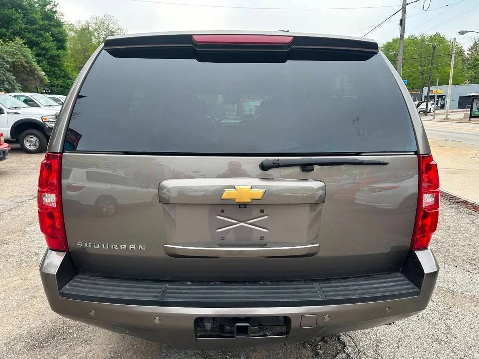 2014 Chevrolet Suburban 10th Gen - Image 5 of 16