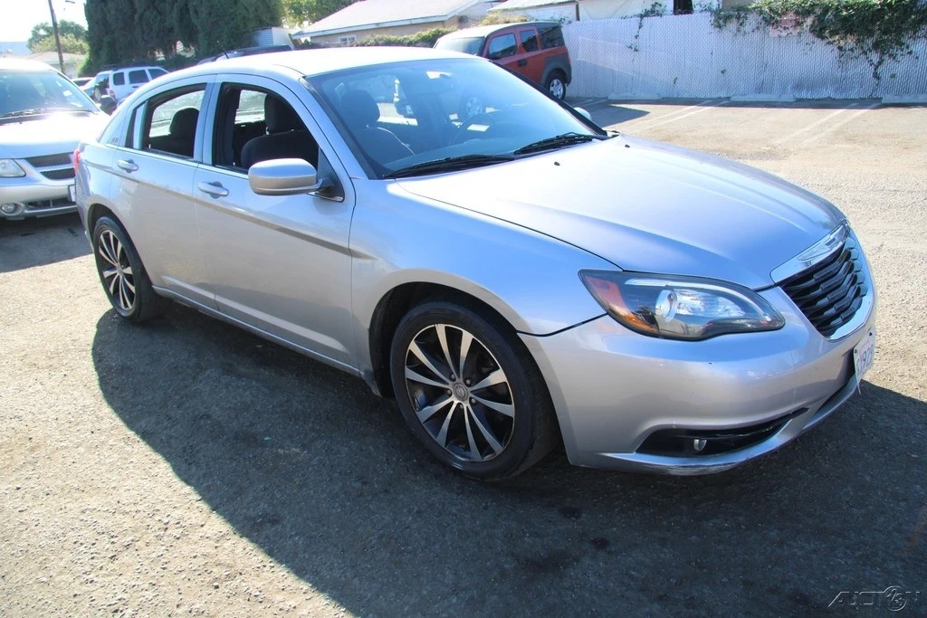 2014 Chrysler 200 - Image 10 of 21