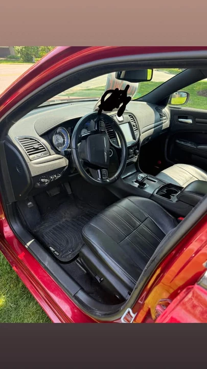 2014 Chrysler 300 (2005-2023) - Image 4 of 9