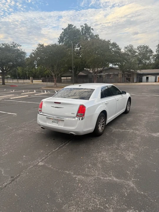 2014 Chrysler 300 (2005-2023) - Image 5 of 6