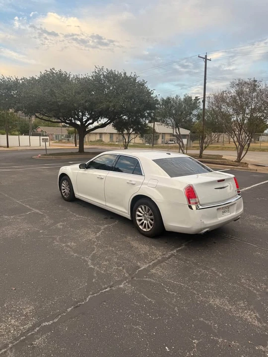 2014 Chrysler 300 (2005-2023) - Image 4 of 6