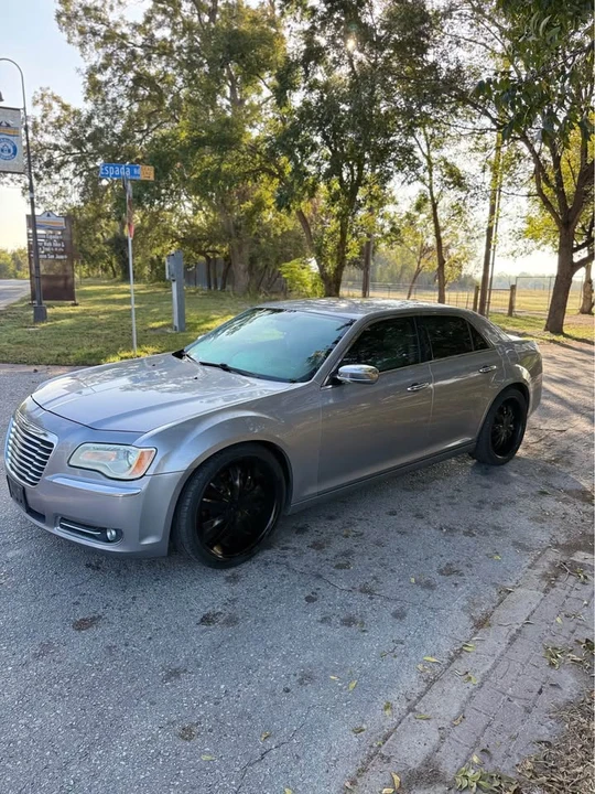 2014 Chrysler 300 (2005-2023) - Image 11 of 12