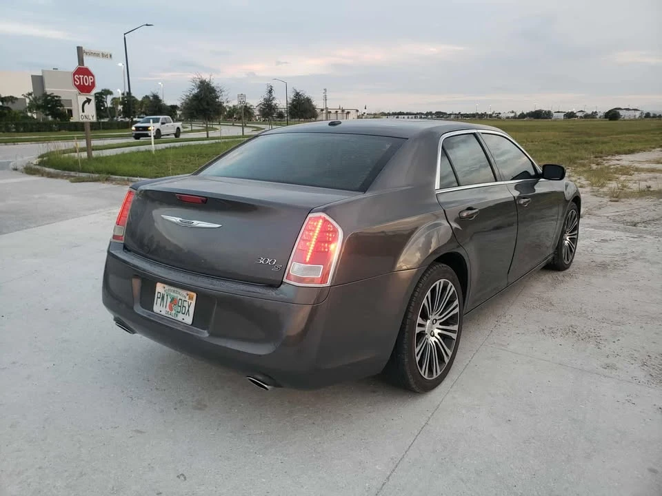 2014 Chrysler 300 (2005-2023) - Image 5 of 10