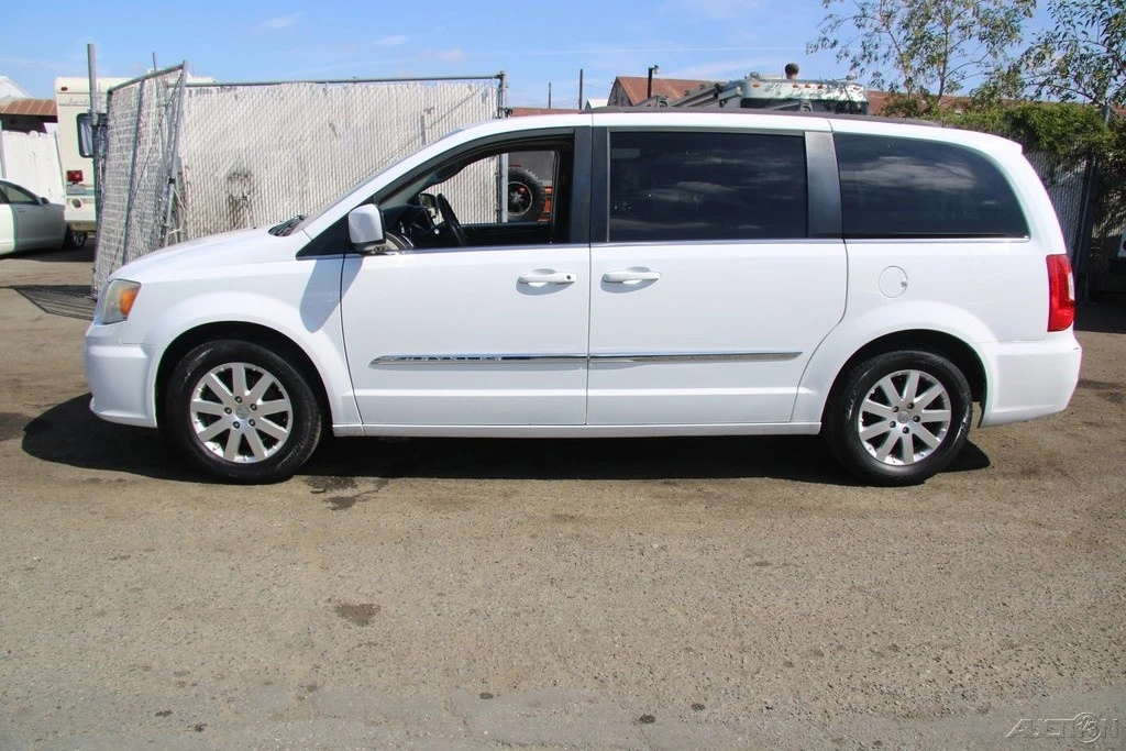 2014 Chrysler Town & Country - Image 3 of 21