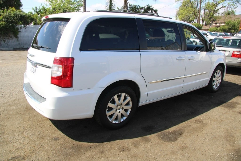 2014 Chrysler Town & Country - Image 7 of 21