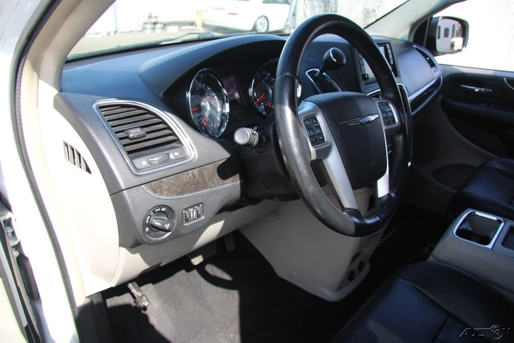 2014 Chrysler Town & Country - Image 15 of 21