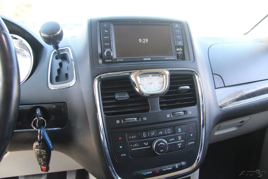 2014 Chrysler Town & Country - Image 19 of 21