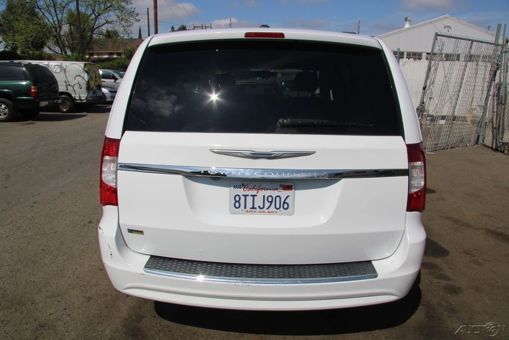 2014 Chrysler Town & Country - Image 6 of 21