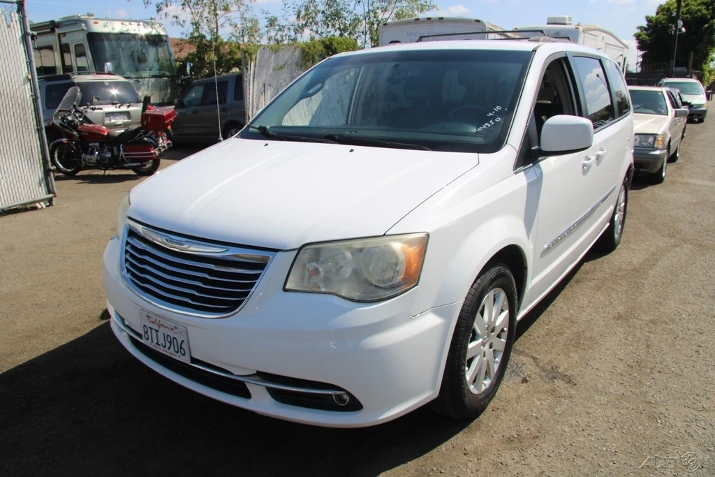 2014 Chrysler Town & Country - Image 2 of 21