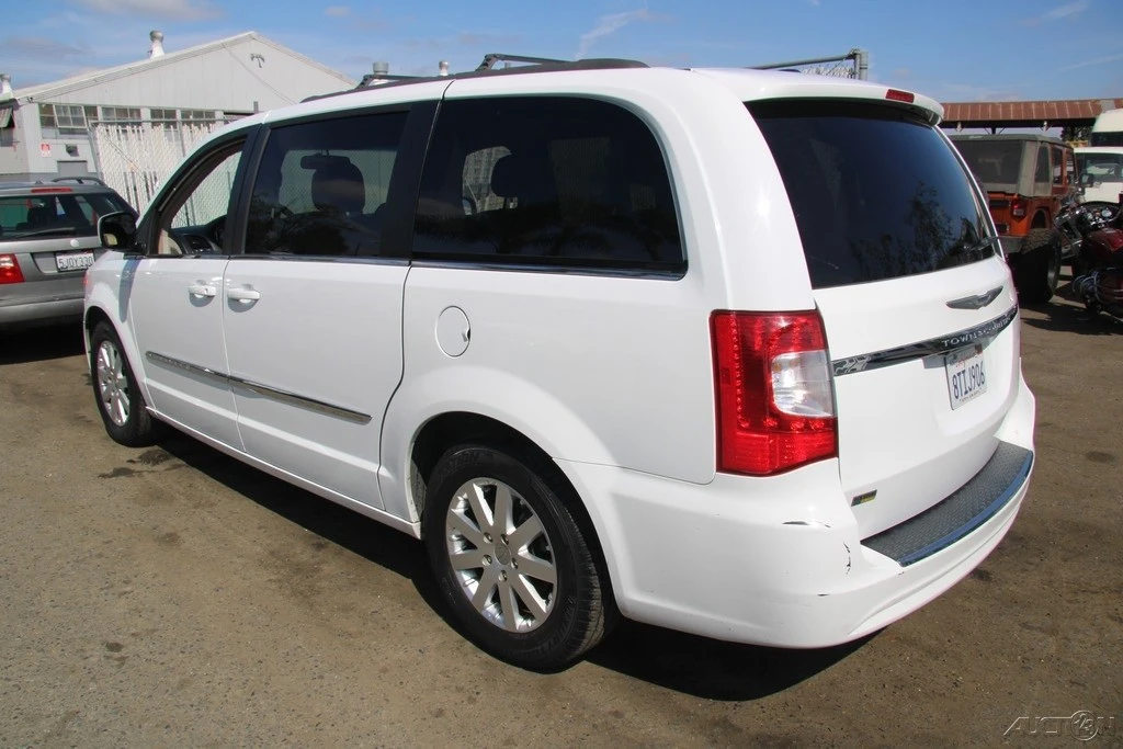 2014 Chrysler Town & Country - Image 5 of 21