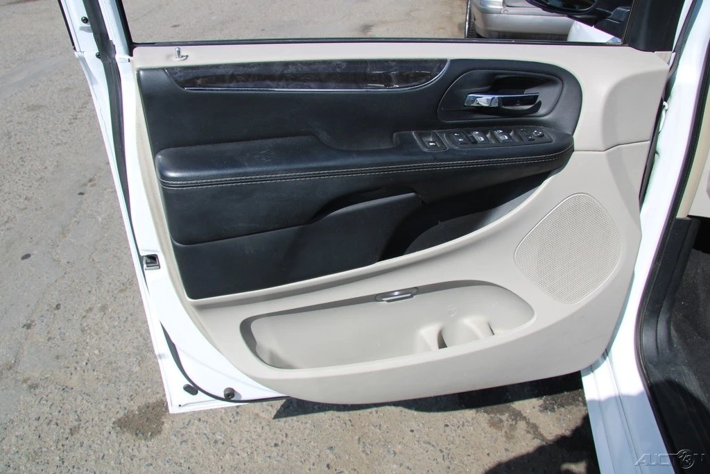 2014 Chrysler Town & Country - Image 13 of 21