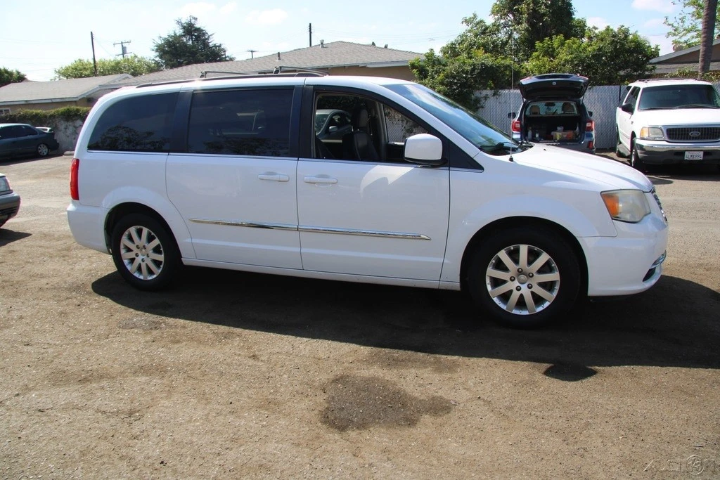 2014 Chrysler Town & Country - Image 9 of 21