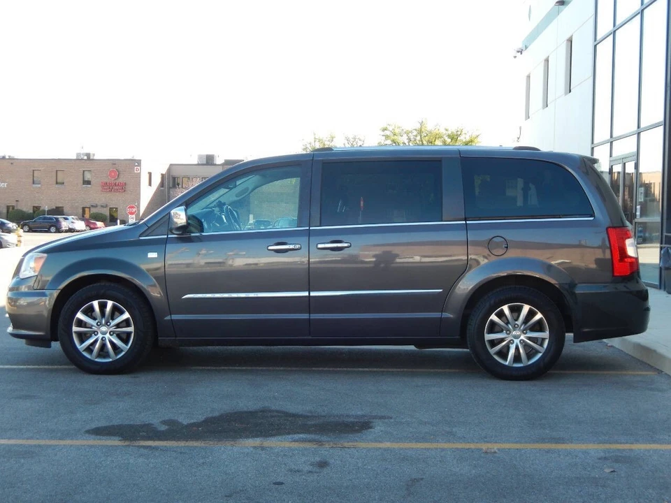 2014 Chrysler Town & Country - Image 10 of 12