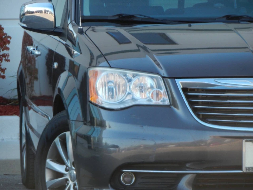 2014 Chrysler Town & Country - Image 6 of 12