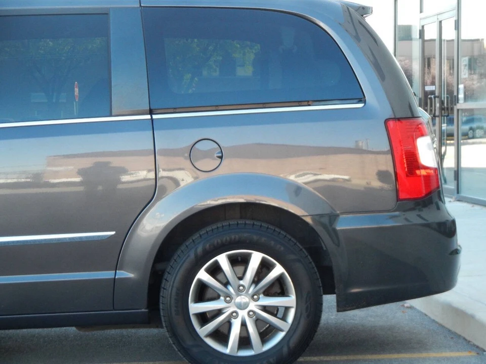 2014 Chrysler Town & Country - Image 11 of 12
