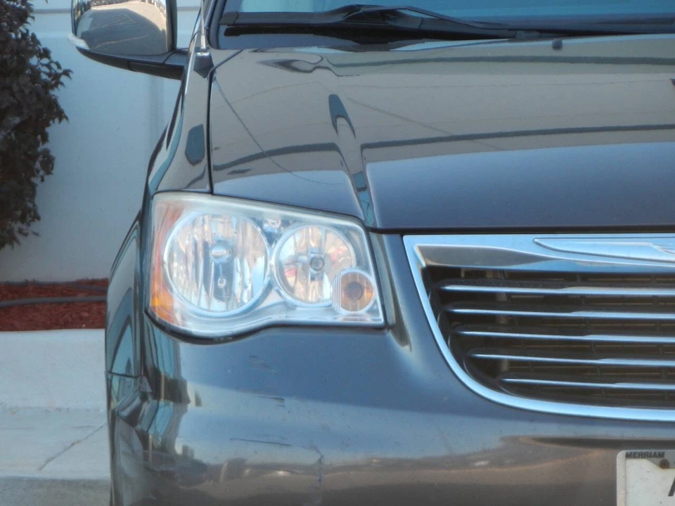 2014 Chrysler Town & Country - Image 9 of 12