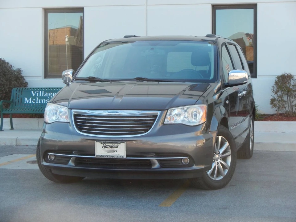 2014 Chrysler Town & Country - Image 3 of 12