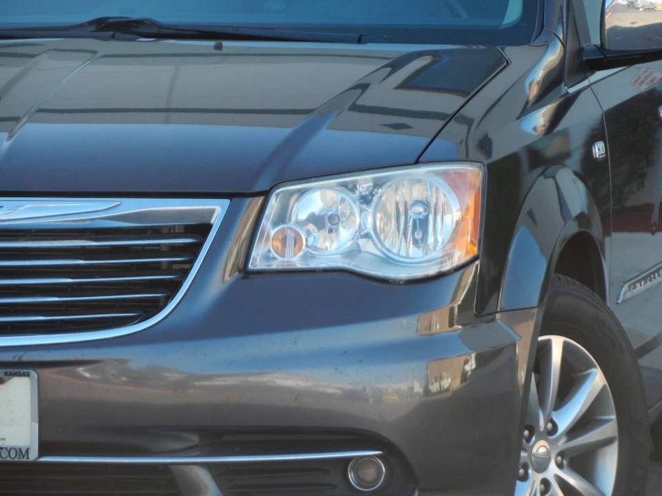 2014 Chrysler Town & Country - Image 4 of 12