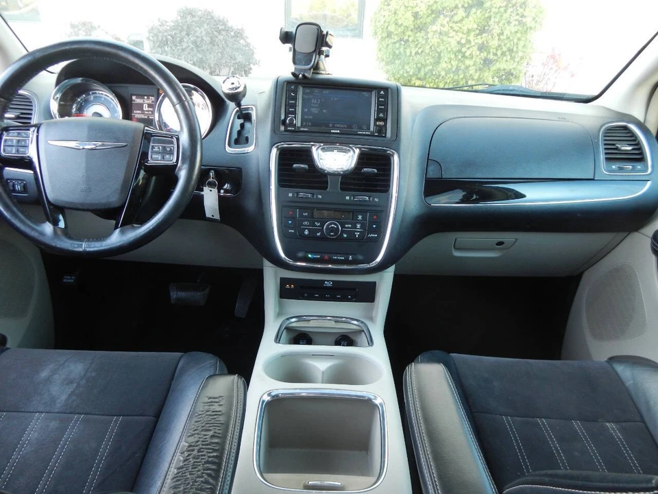 2014 Chrysler Town & Country - Image 2 of 12
