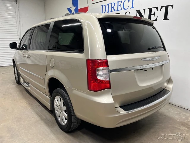 2014 Chrysler Town & Country - Image 9 of 21