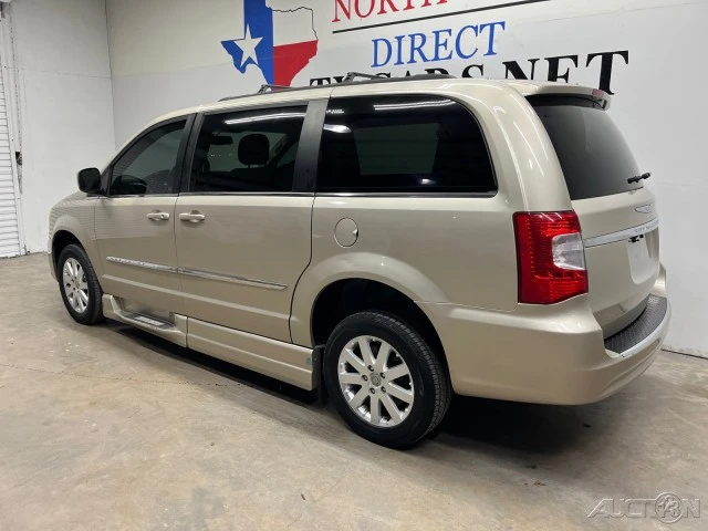 2014 Chrysler Town & Country - Image 10 of 21