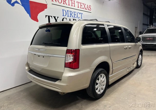 2014 Chrysler Town & Country - Image 6 of 21