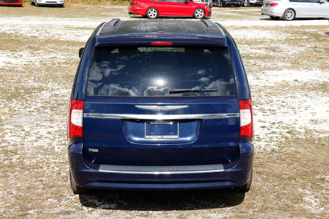 2014 Chrysler Town & Country - Image 9 of 12