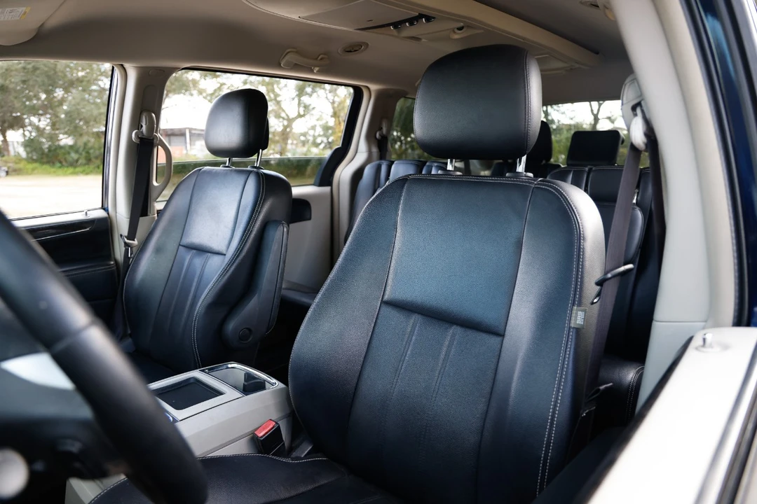 2014 Chrysler Town & Country - Image 6 of 12