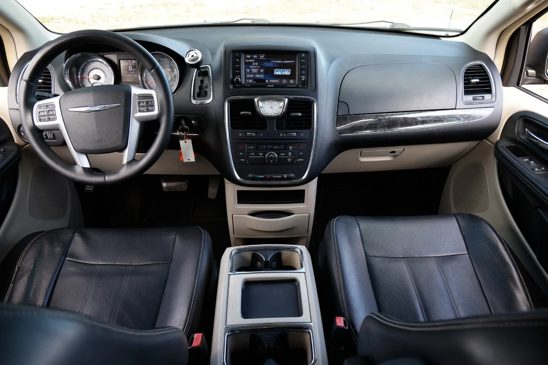 2014 Chrysler Town & Country - Image 2 of 12
