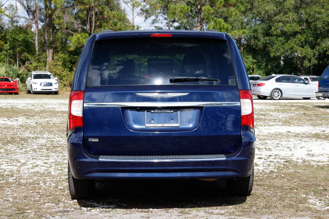 2014 Chrysler Town & Country - Image 7 of 12
