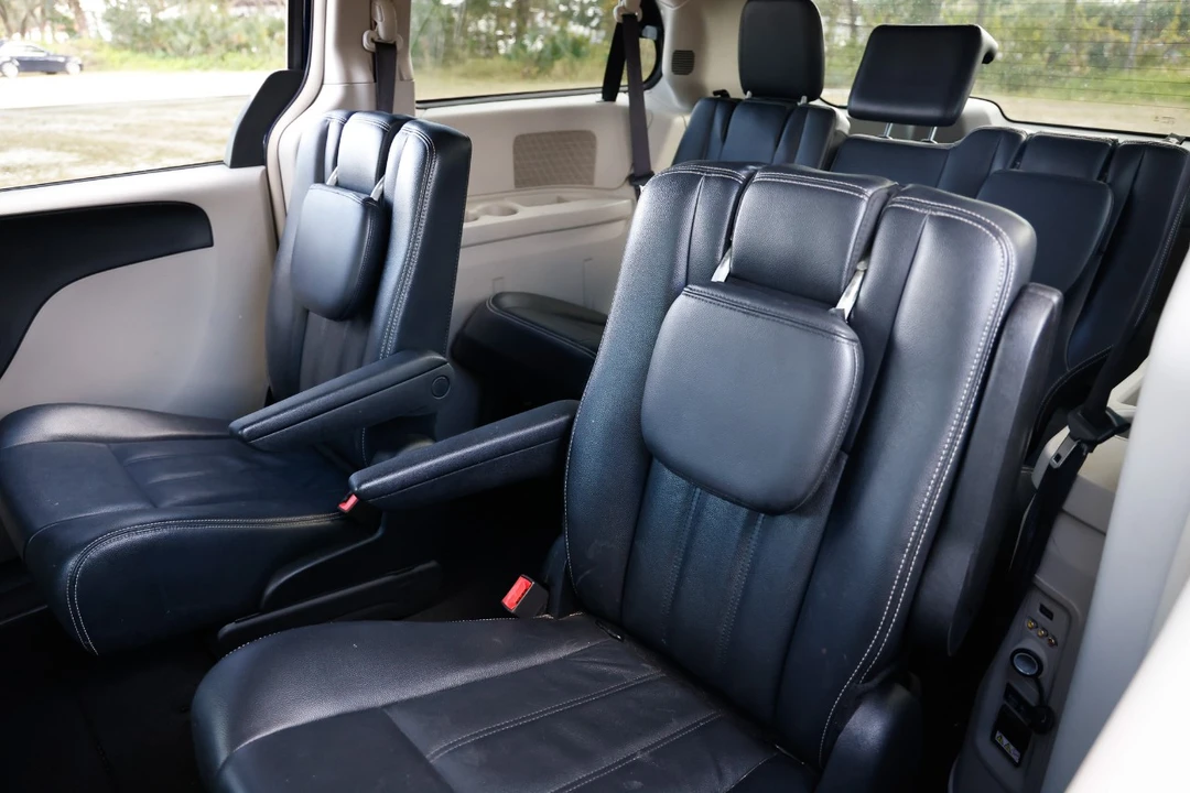 2014 Chrysler Town & Country - Image 8 of 12
