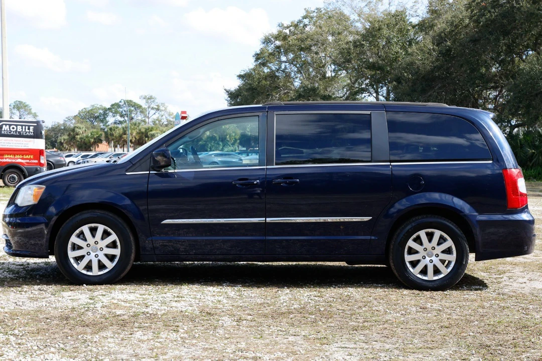 2014 Chrysler Town & Country - Image 3 of 12