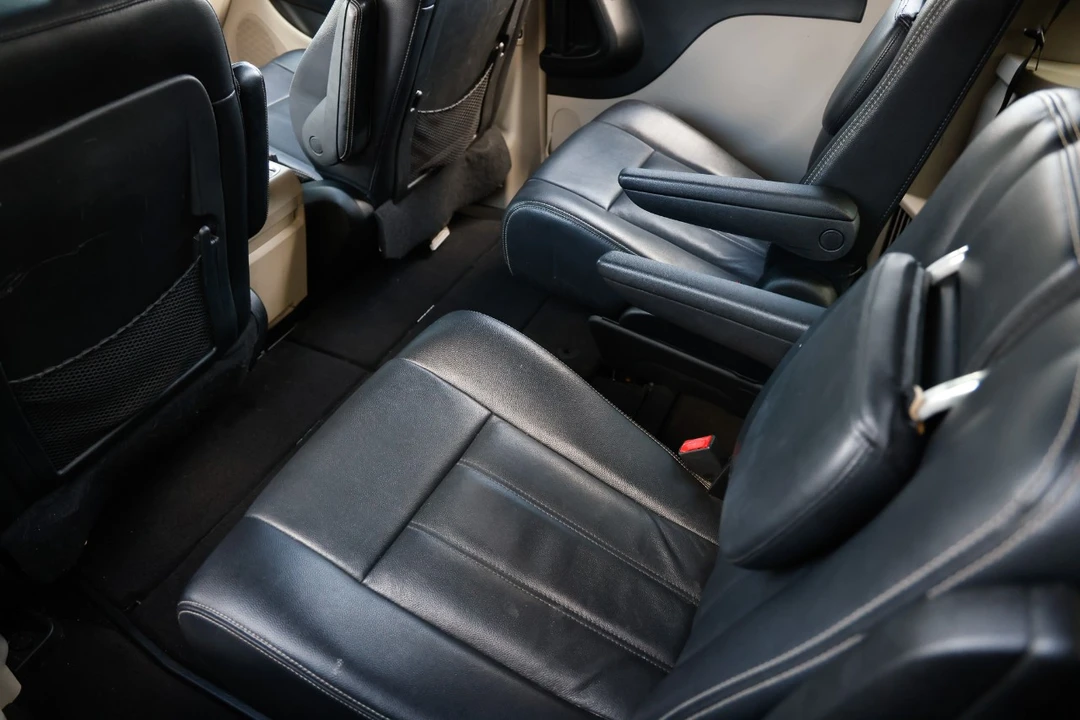 2014 Chrysler Town & Country - Image 10 of 12