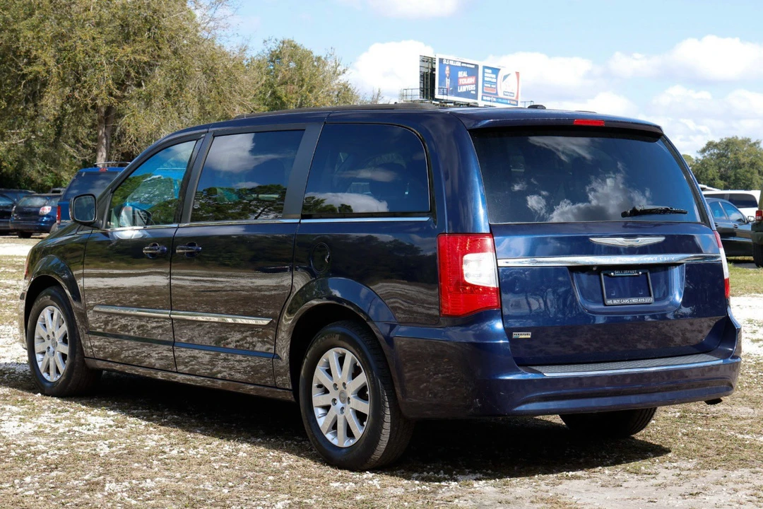 2014 Chrysler Town & Country - Image 5 of 12