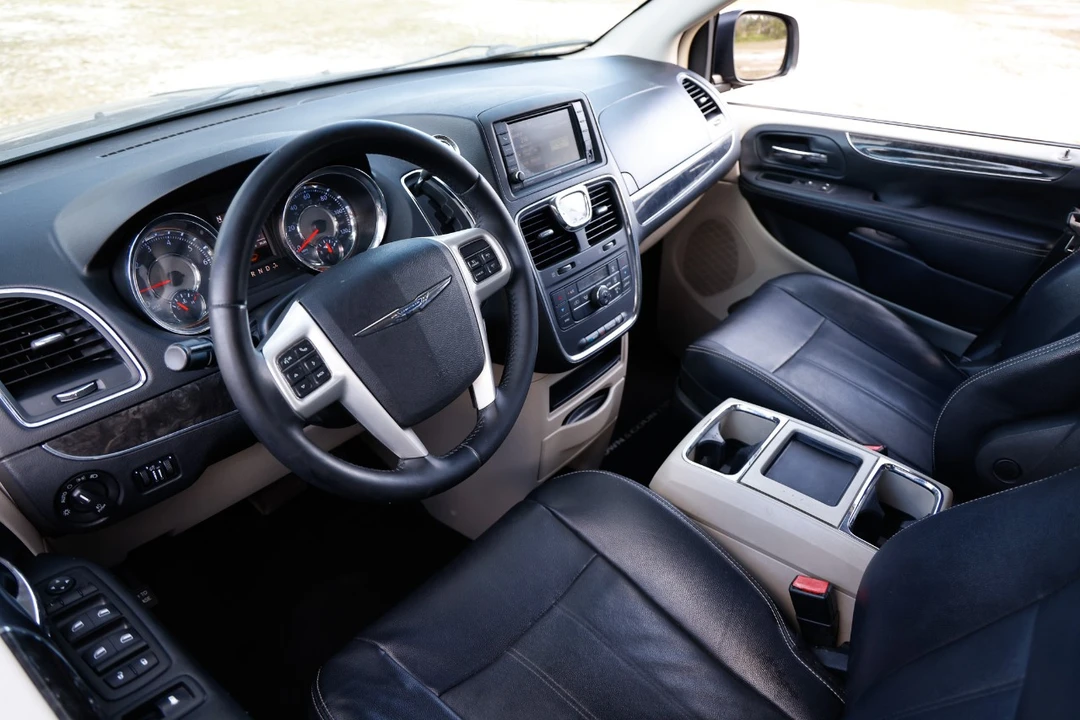 2014 Chrysler Town & Country - Image 4 of 12