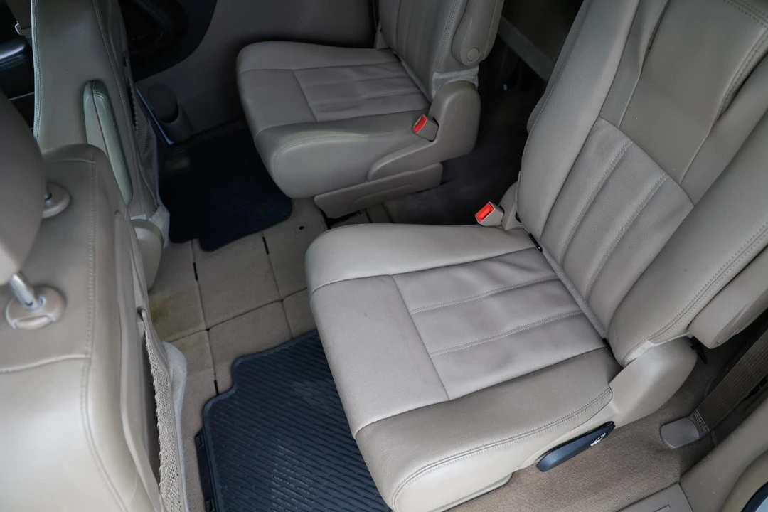 2014 Chrysler Town & Country - Image 10 of 12