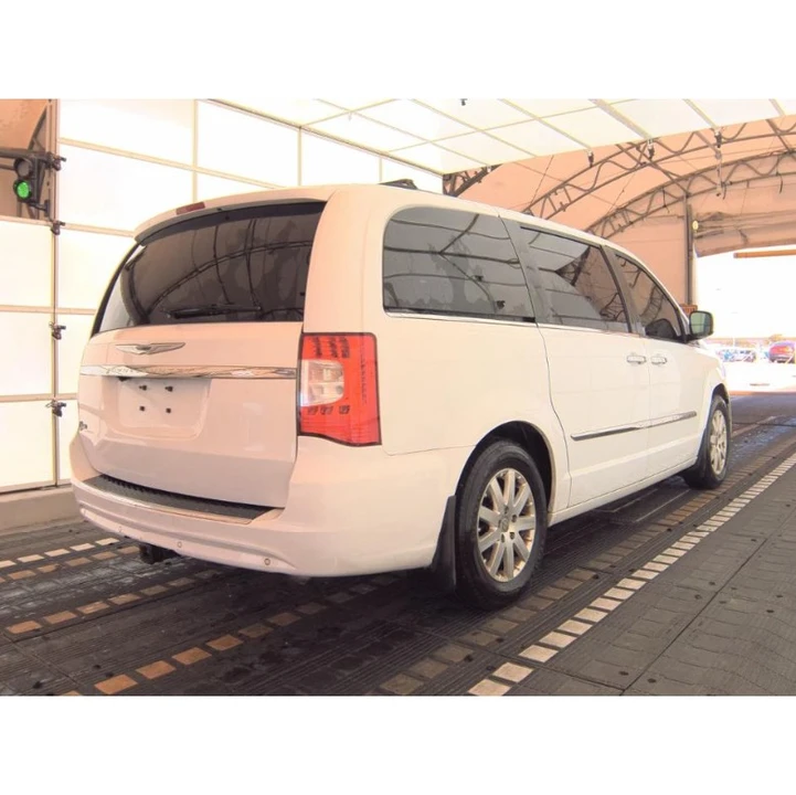 2014 Chrysler Town & Country - Image 5 of 12