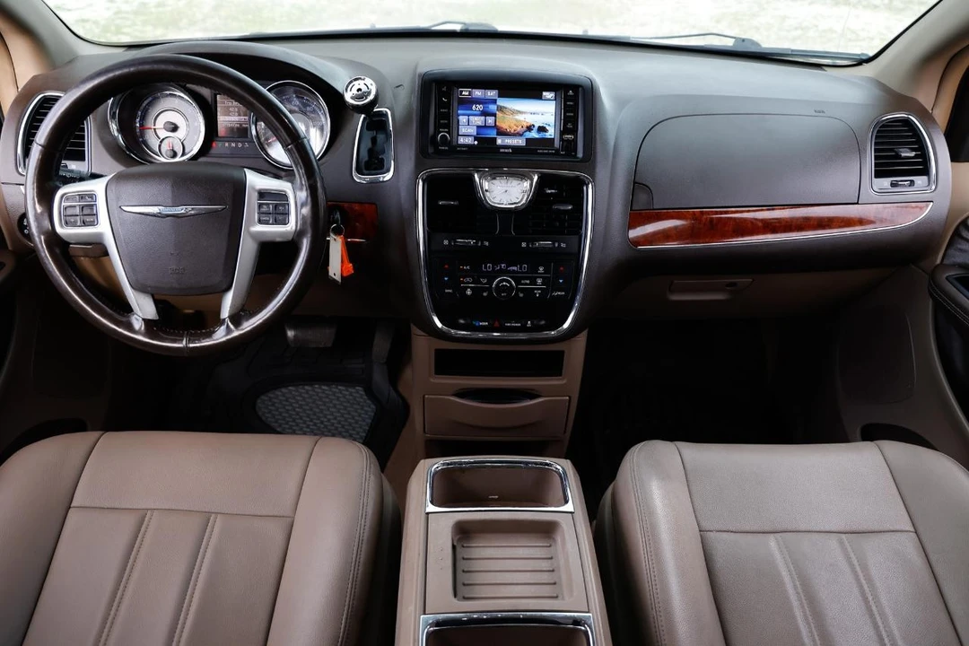 2014 Chrysler Town & Country - Image 2 of 12