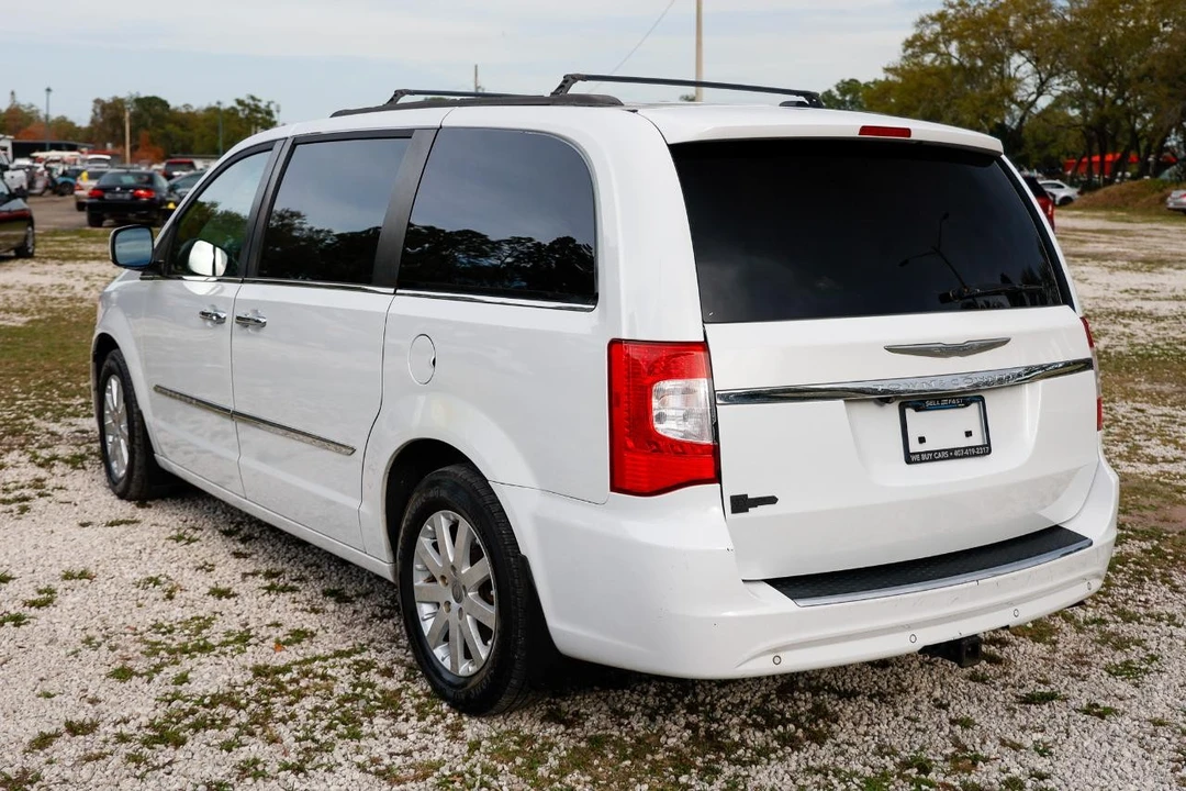 2014 Chrysler Town & Country - Image 5 of 12