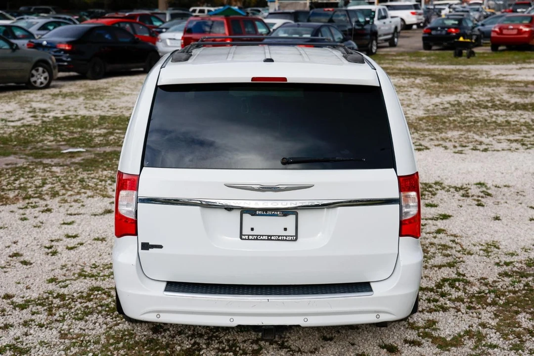 2014 Chrysler Town & Country - Image 9 of 12