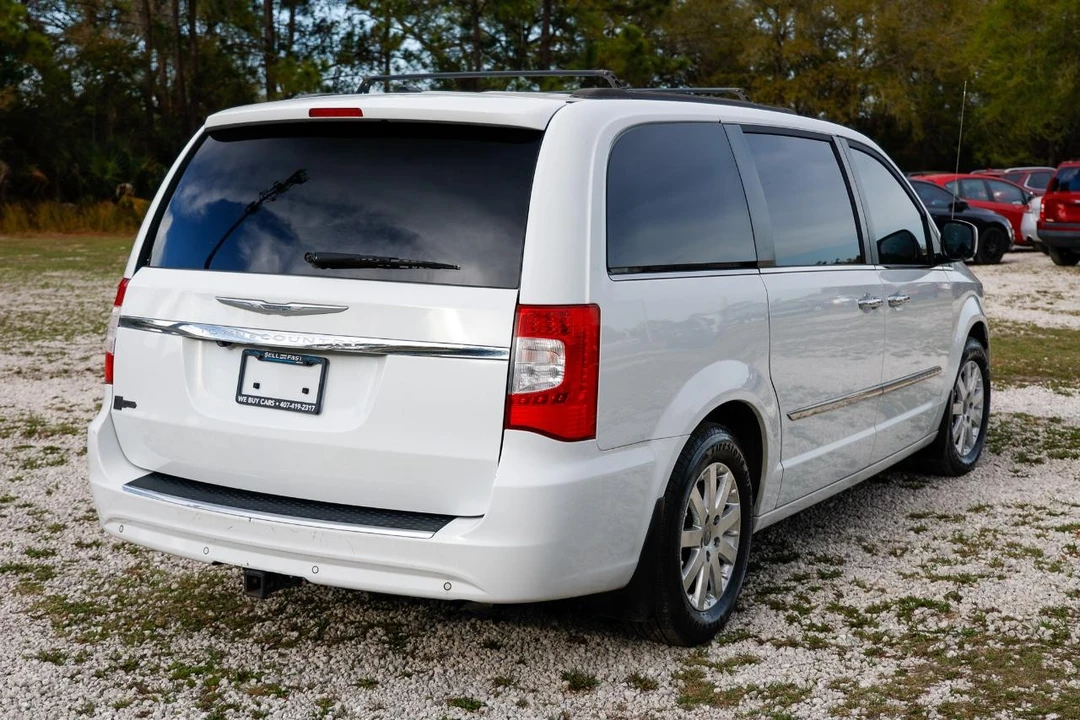 2014 Chrysler Town & Country - Image 11 of 12