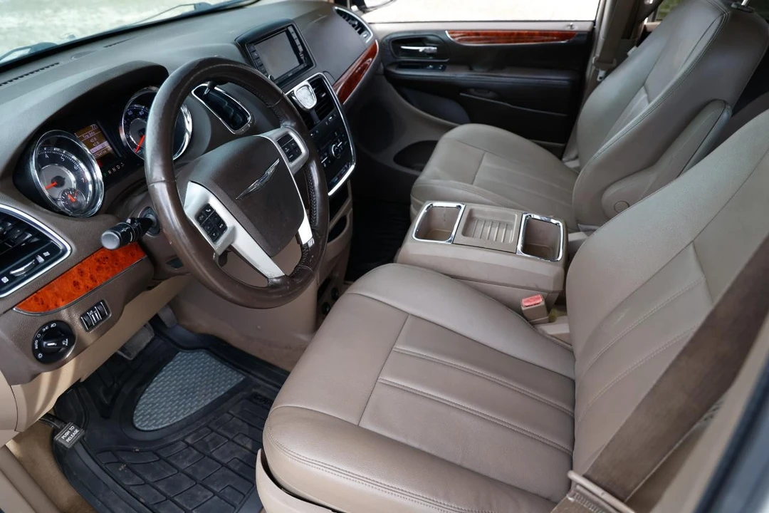2014 Chrysler Town & Country - Image 4 of 12