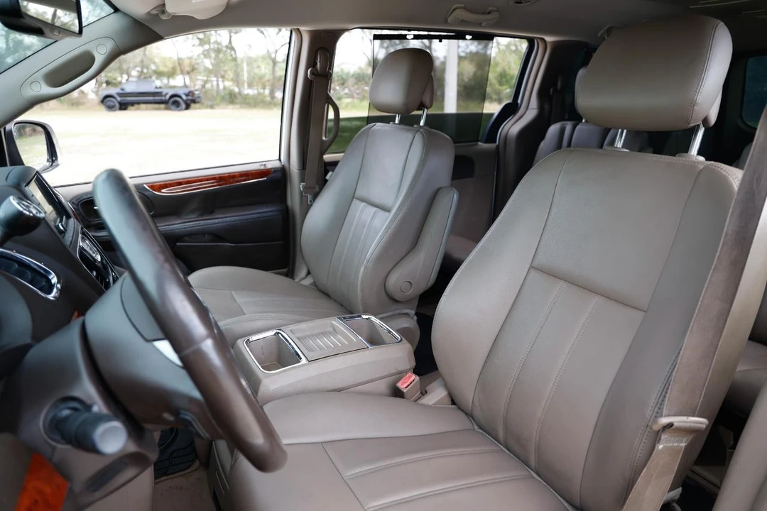 2014 Chrysler Town & Country - Image 6 of 12
